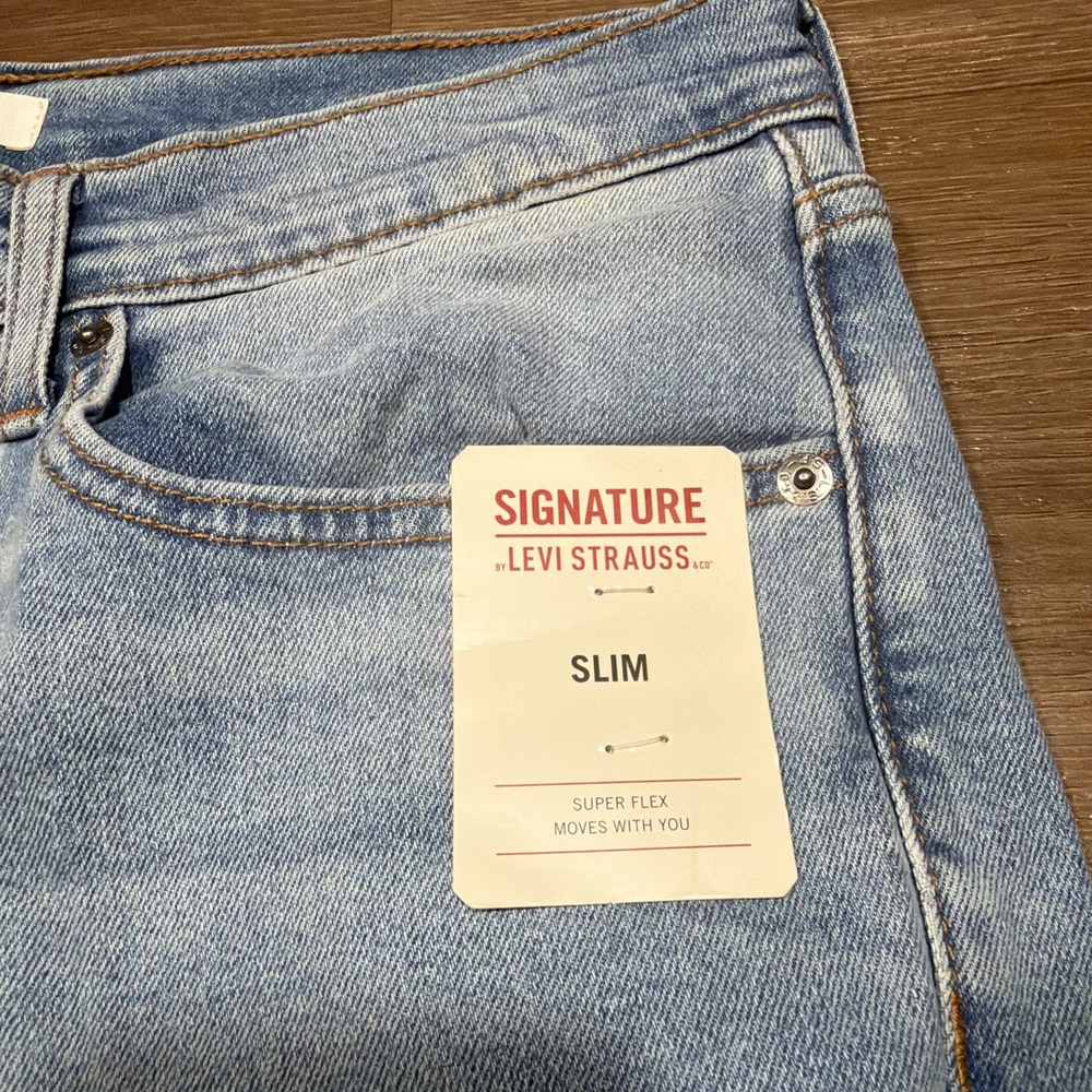 NWT Signature Levi Strauss Mens Jeans Size 34x30 Slim Light Wash Denim 5 Pockets - Picture 3 of 9